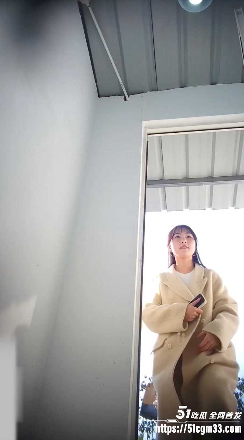偷拍御姐少妇撅屁股放尿 5