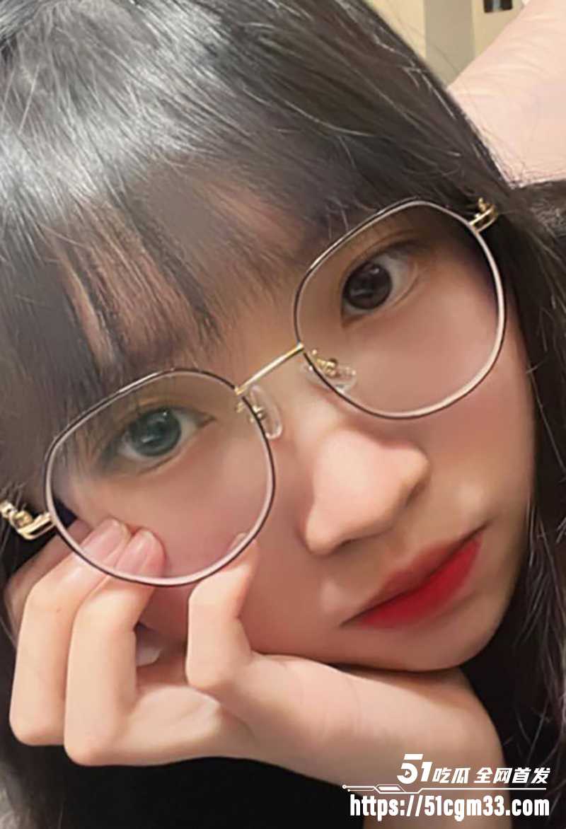 极品眼镜乖乖女 情侣私拍泄密 玩裸聊萌骚反差 跪舔后入床上更淫