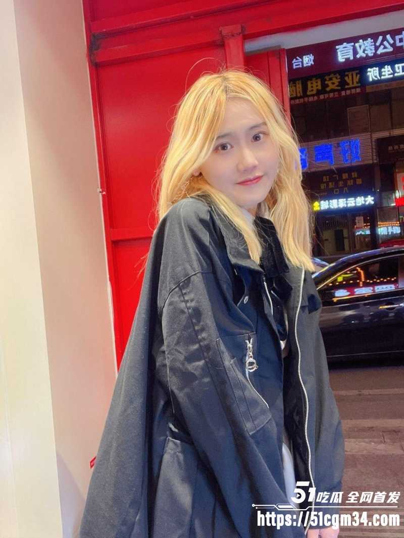 武汉黄毛妹 刘欣冉 性爱视频 清纯嫩妹无内裤户外暴露狂 深喉舔屌大口吃鸡！
