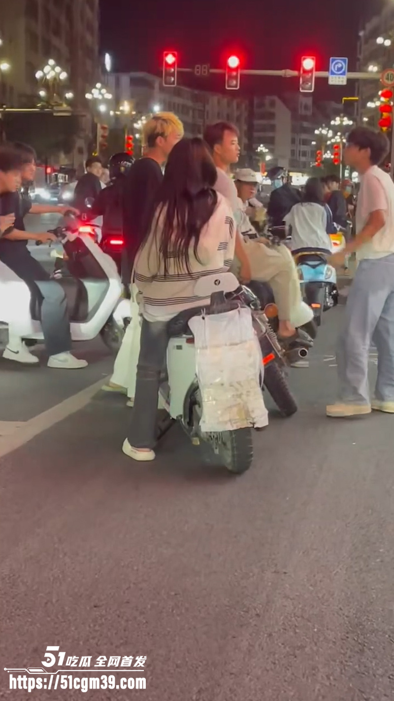 广东潮汕 精神小伙街头纠纷 持刀狂砸摩托车 场面混乱如同古惑仔重出江湖！