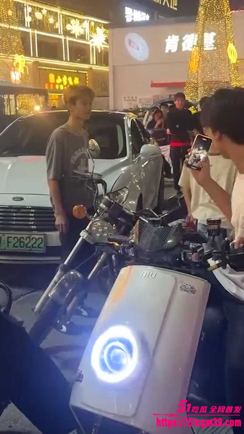 广东潮汕 精神小伙街头纠纷 持刀狂砸摩托车 10
