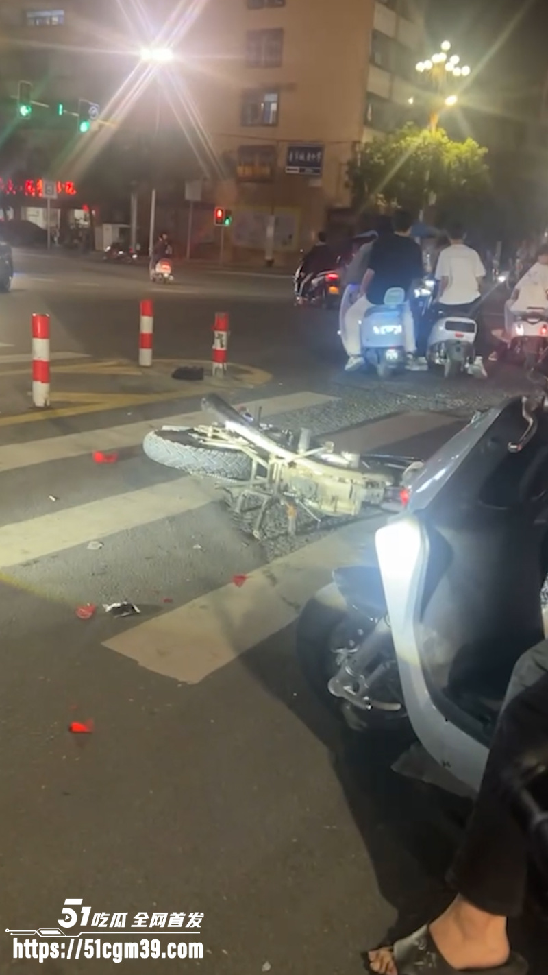 广东潮汕 精神小伙街头纠纷 持刀狂砸摩托车 11