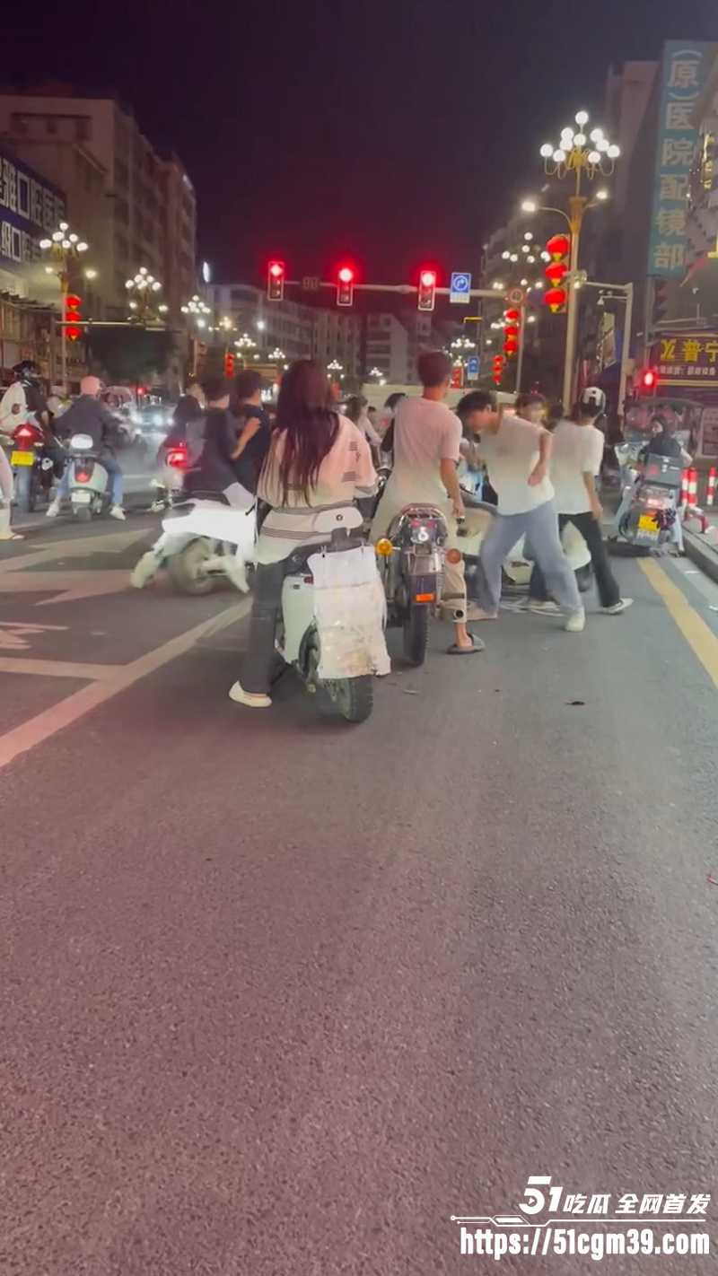 广东潮汕 精神小伙街头纠纷 持刀狂砸摩托车 9