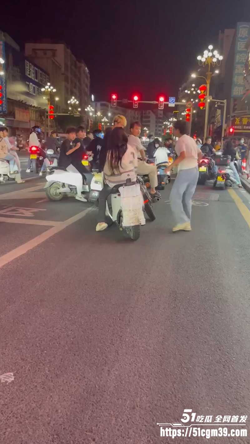 广东潮汕 精神小伙街头纠纷 持刀狂砸摩托车 1