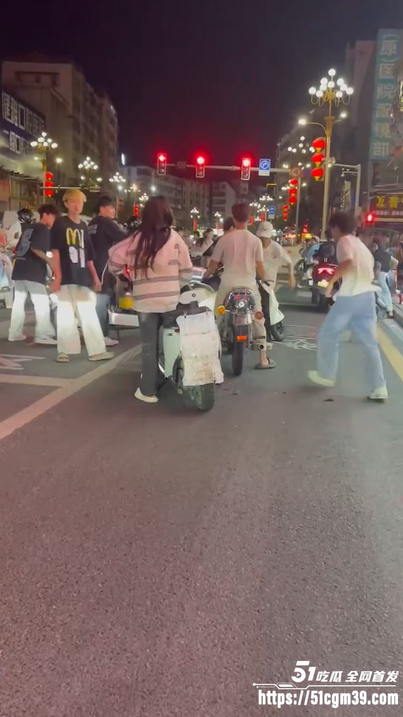 广东潮汕 精神小伙街头纠纷 持刀狂砸摩托车 8