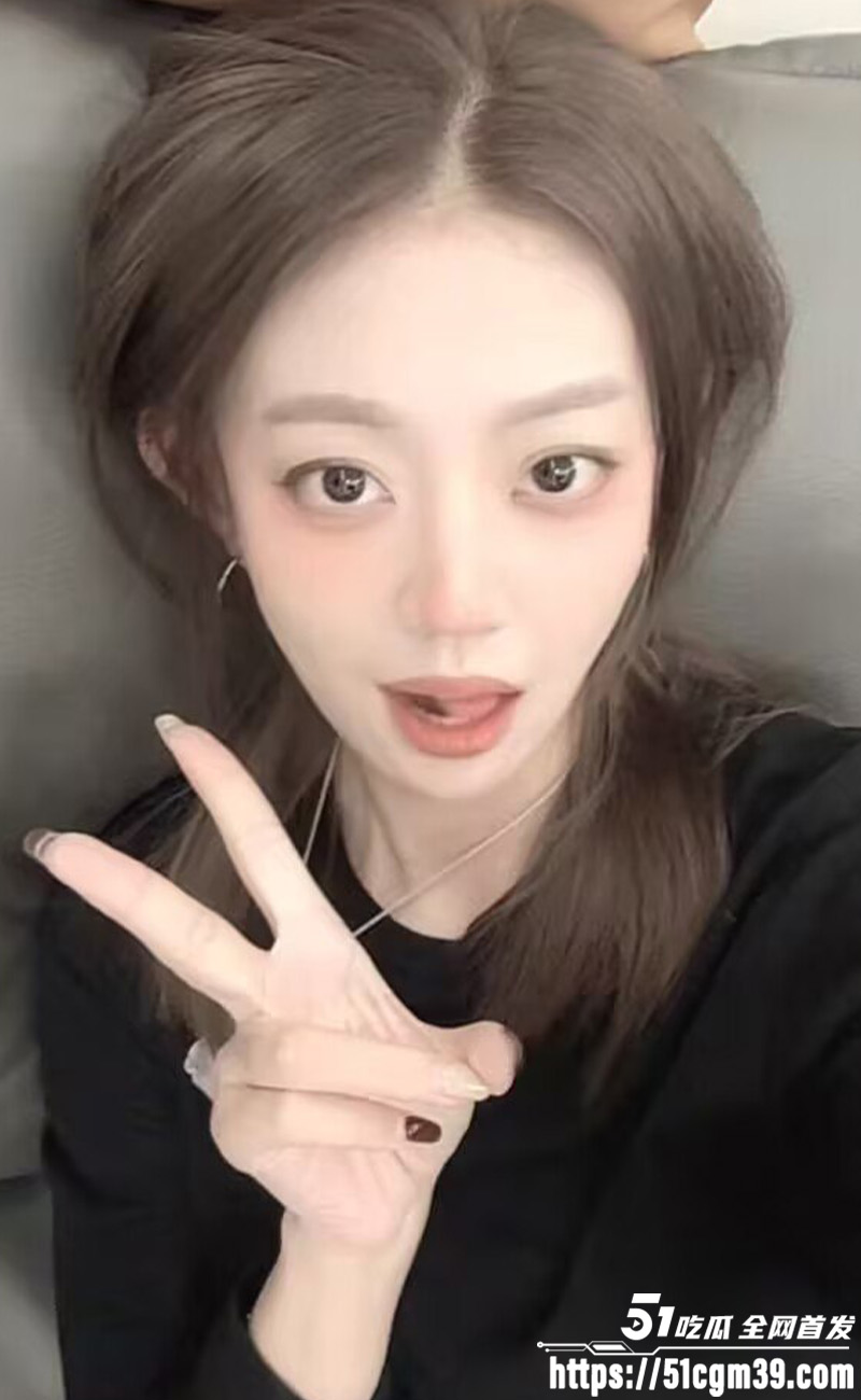 广州少妇 吴琼 被单男调教 妖娆表情气质一绝 玉腿高翘巨龙入洞 淫骚画面太激情！