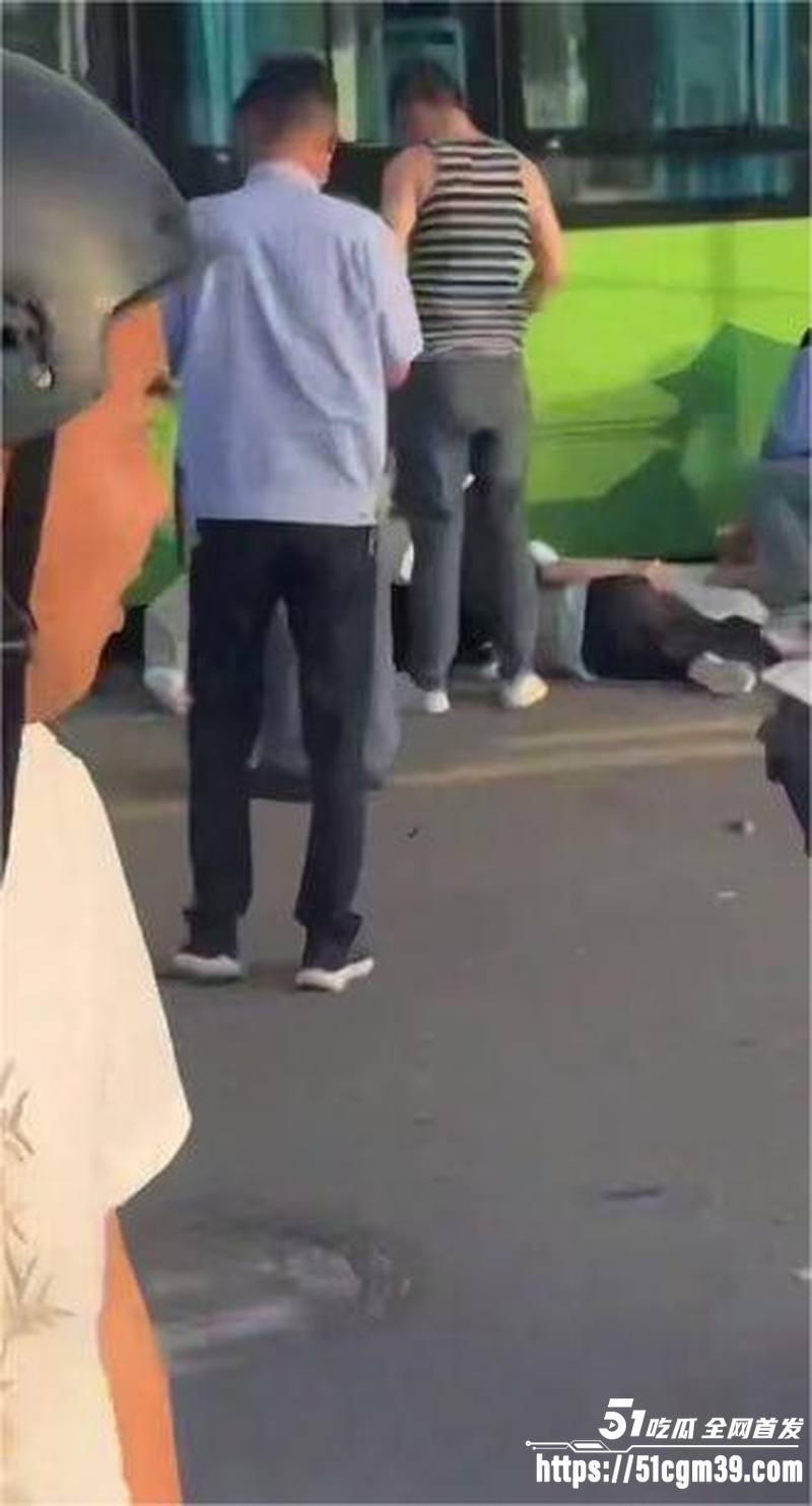 西安青龙寺地铁站车祸事件 特斯拉连撞3人现场血肉模糊 62岁大妈操作不当酿成惨祸