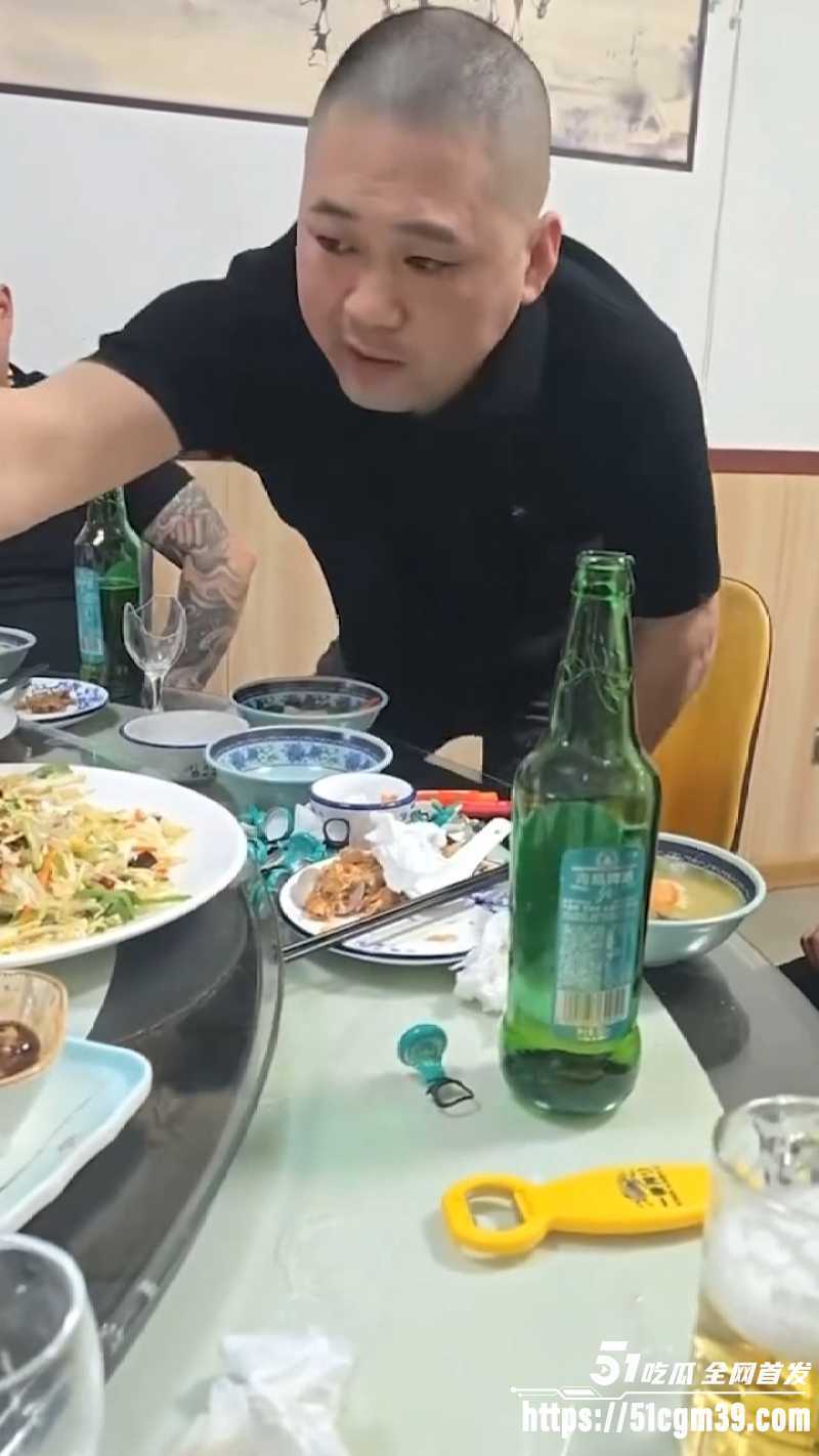 现实狠人当众生嚼碎玻璃 满嘴鲜血却面不改色 颠覆三观大开眼界！