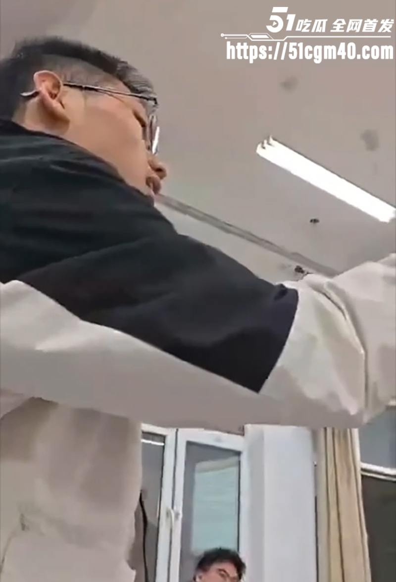 水利学院中指哥于课堂冲突视频流出 3 拷贝