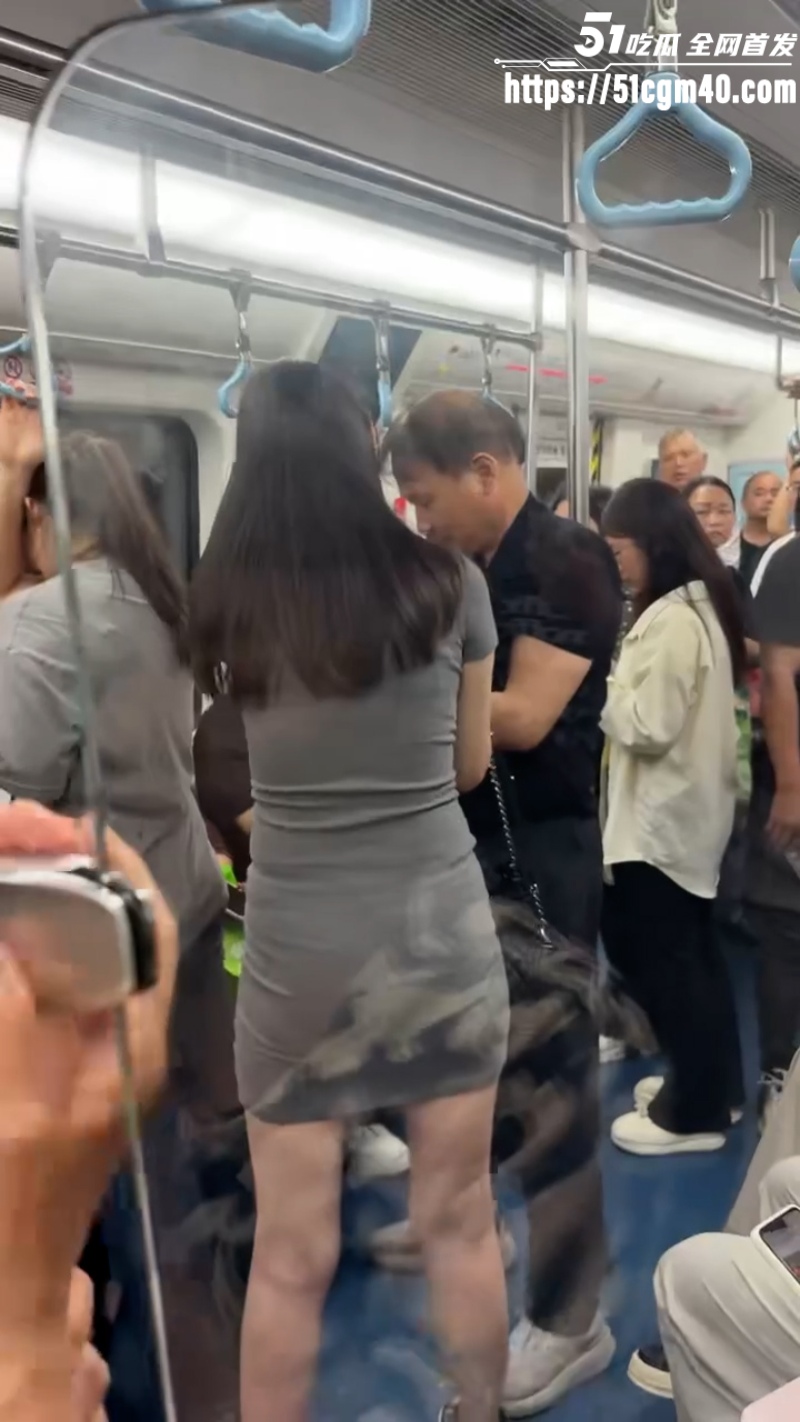 地铁偷拍翻车 老男人偷拍短裙小仙女被当场抓包 这下吃不了兜着走了！
