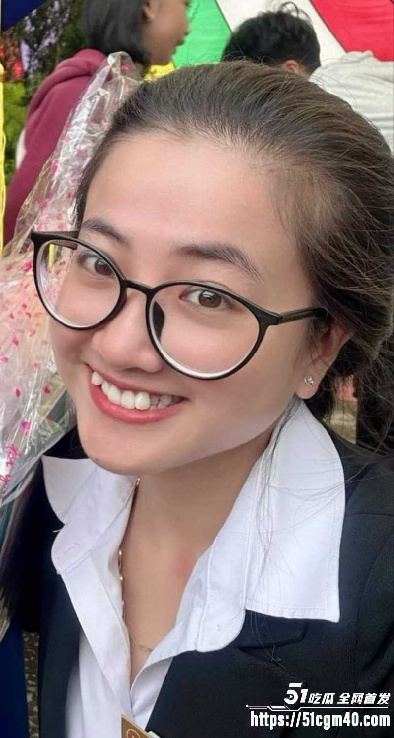 越南技商银行 女职员 被副行长潜规则 骚穴无套暴力打桩 浪叫不断彻底沉沦！
