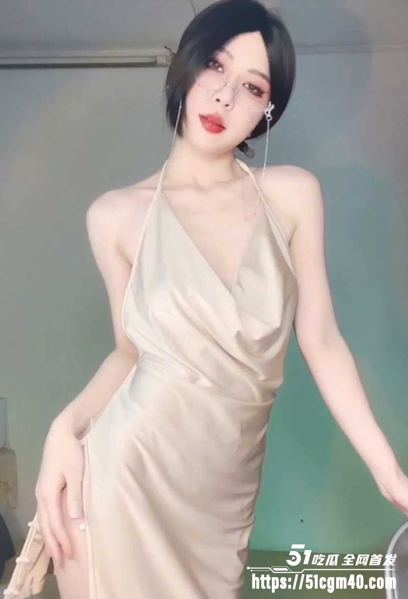 阿黑颜主播 蘸点蜜桃酱 舔糖湿身玩口水诱惑 拉丝露点高潮脸骚到爆