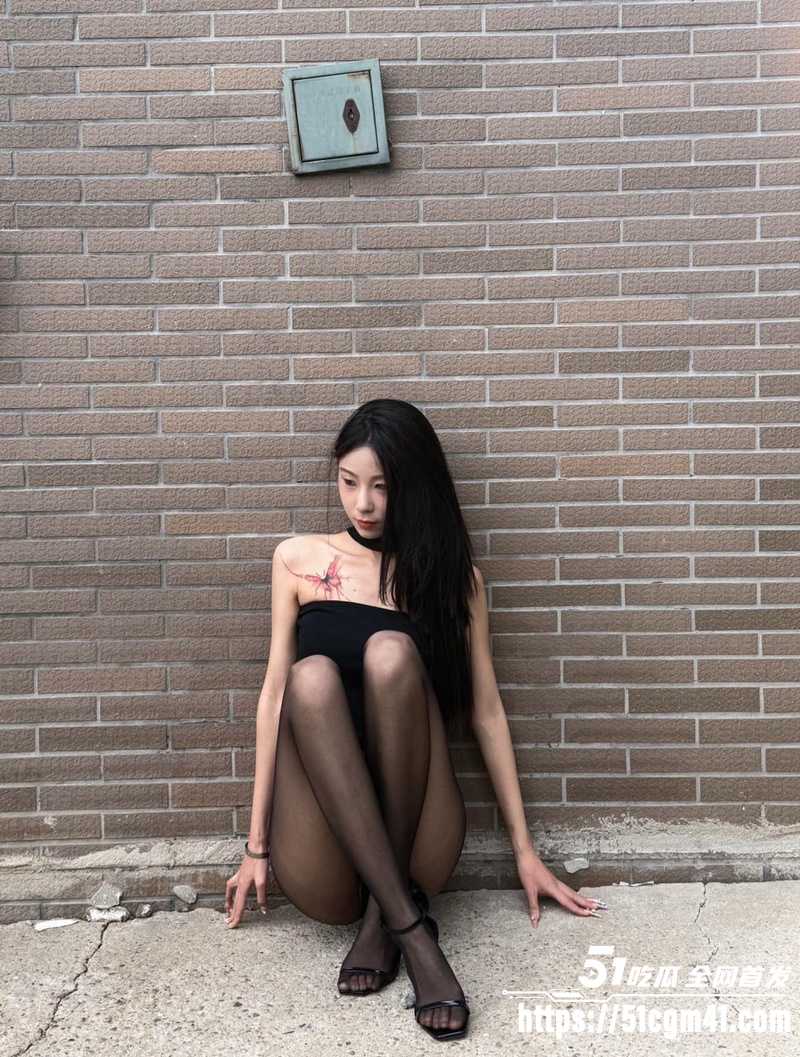 上海天菜女大 王萱 在校期间被金主包养 男友查手机发现后 怒爆性爱视频！