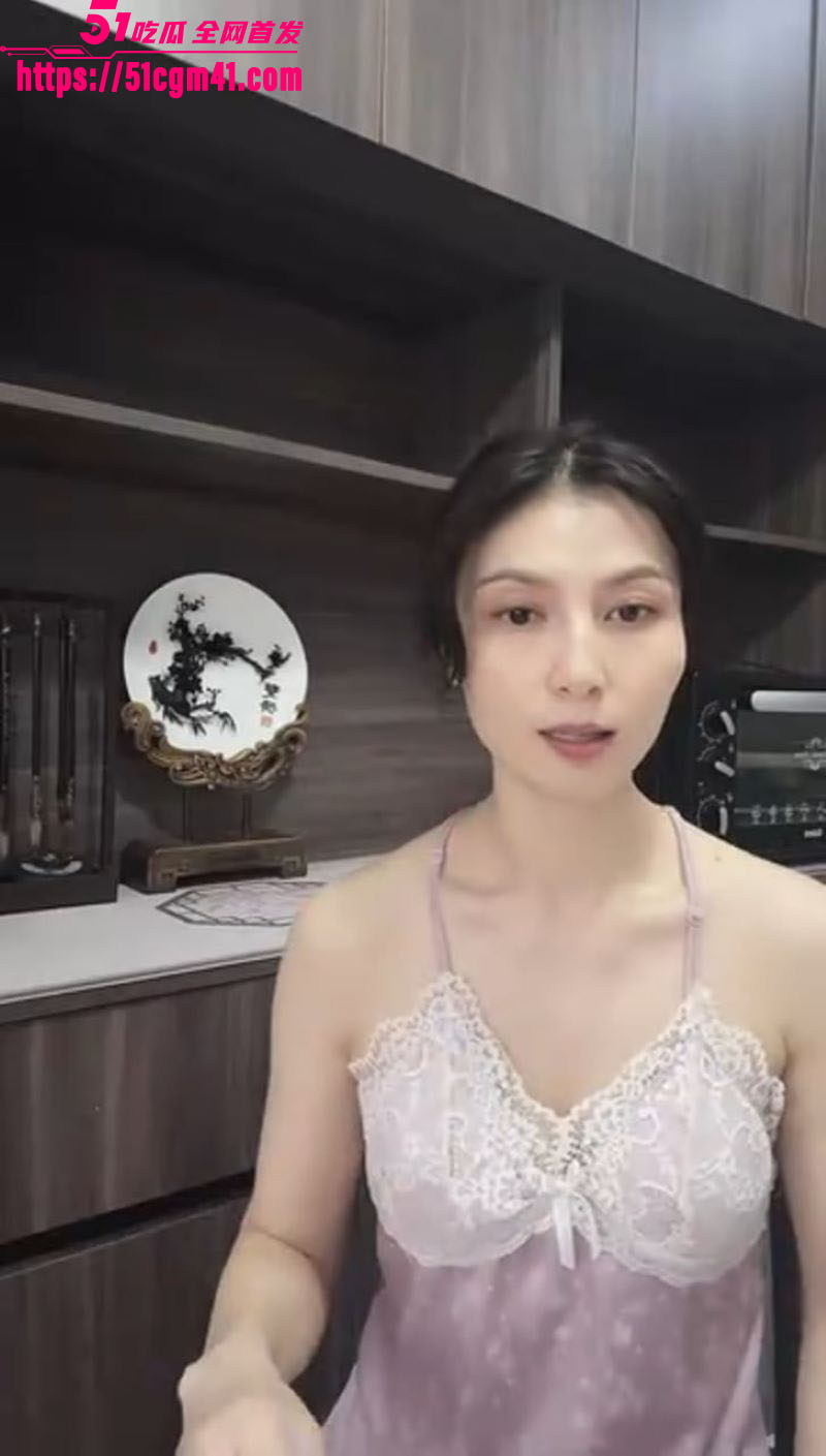 61岁熟女大妈69姿势太疯狂！和我互舔骚穴喷我一肚子淫水