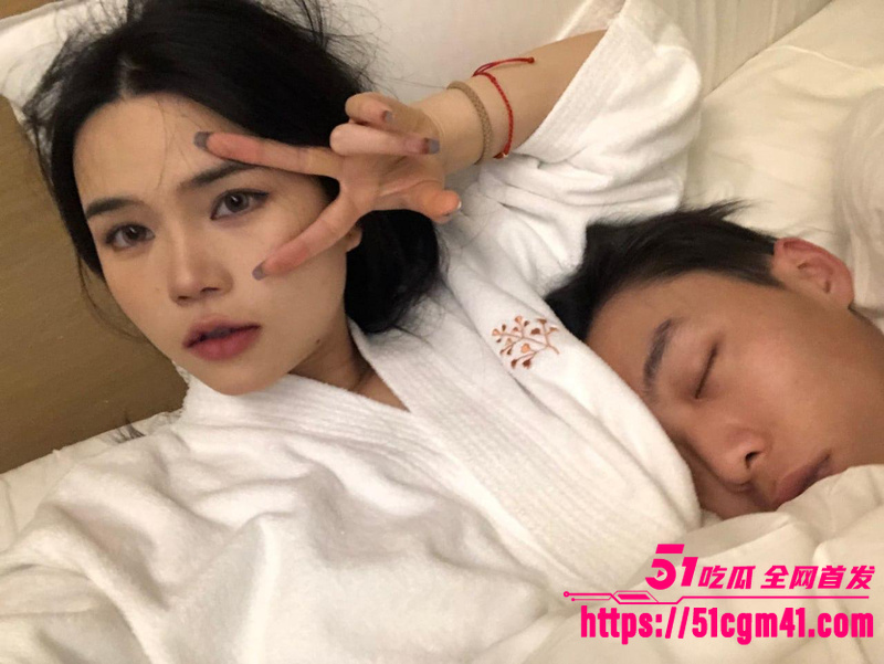 上海姐弟恋情侣自拍 气质美女对镜后入释放激情 多姿势爆操玩坏蜜穴