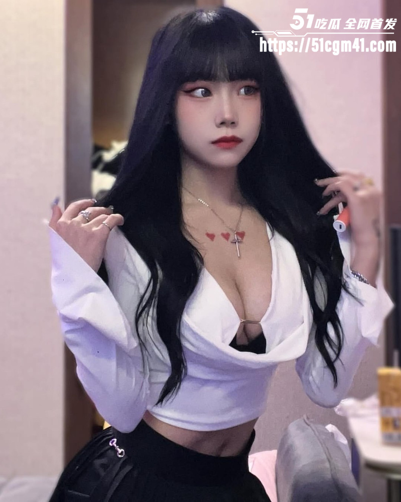 05年女大 草莓小宝 为两万片酬下海拍片 2