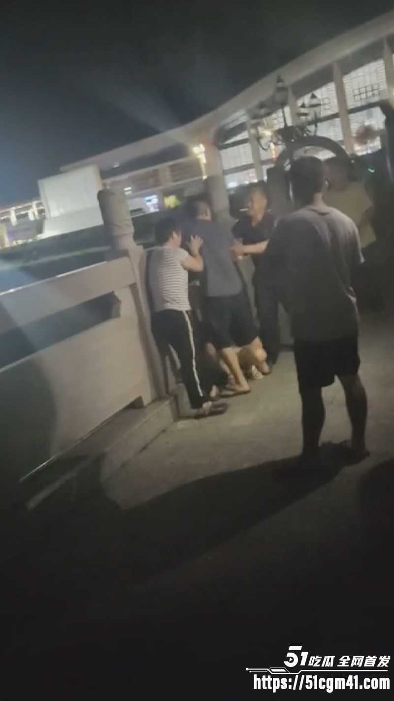 60岁老登金枪不倒 公园和小三约会惨遭抓奸 被原配怒撕衣服现场扭打 场面混乱不堪！