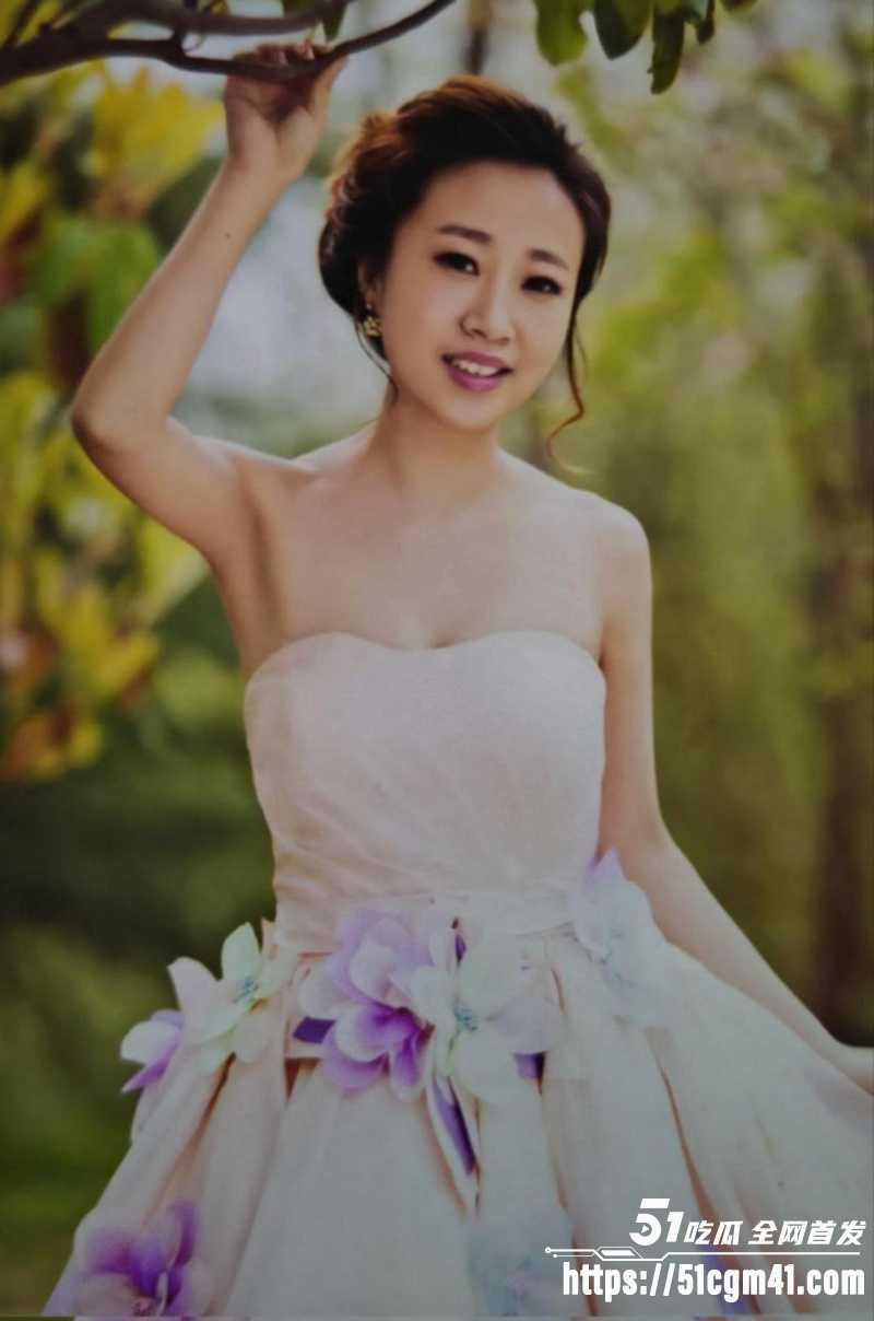 郑州35岁淫妻 被绿帽老公曝光 胯下浓郁黑森林小穴被指尖调教 主动张腿求操！