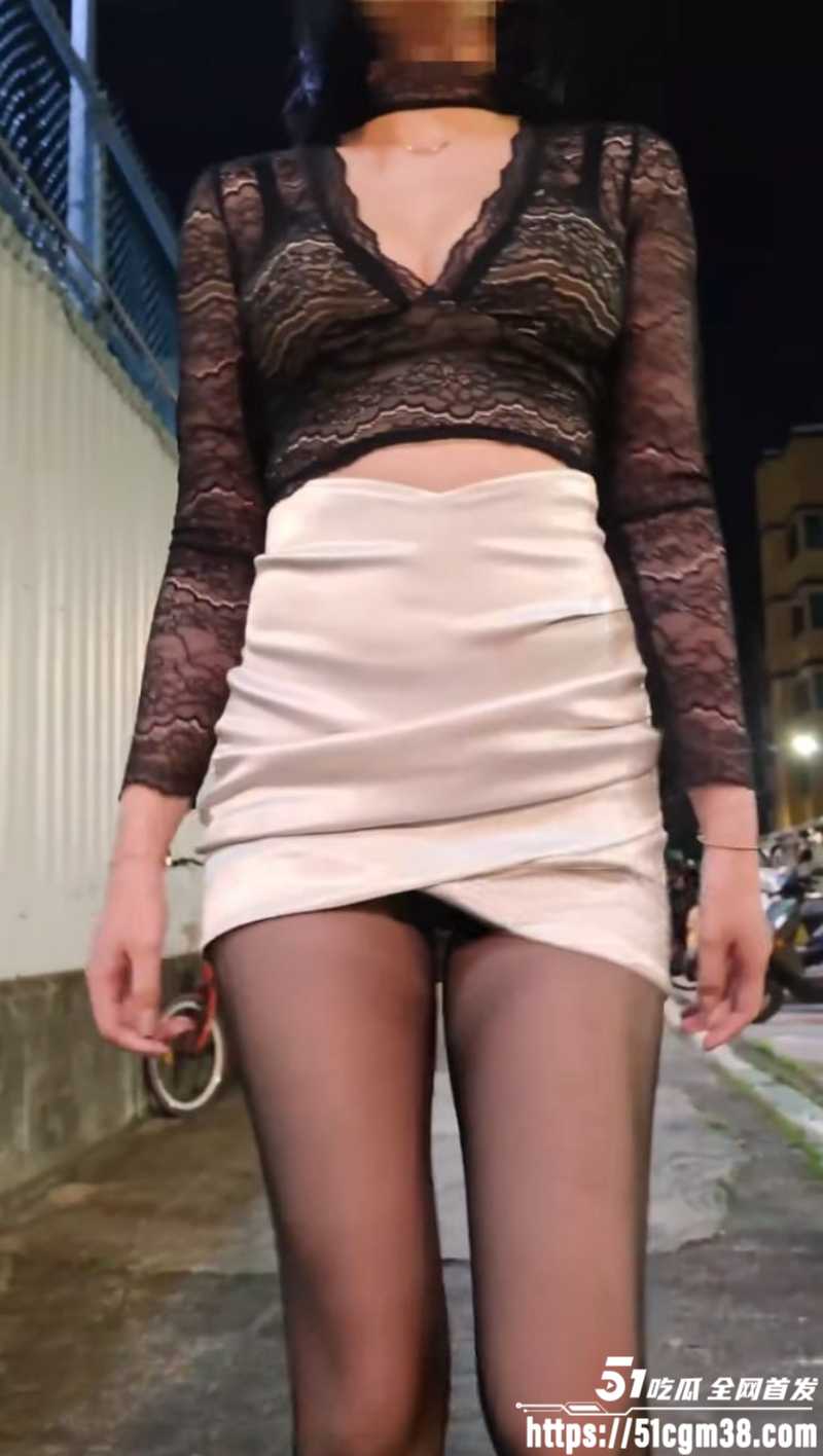推特知名骚妇 Ella小骚狐 网咖色诱网瘾小伙做爱 口交跳蛋迎合后入猛操