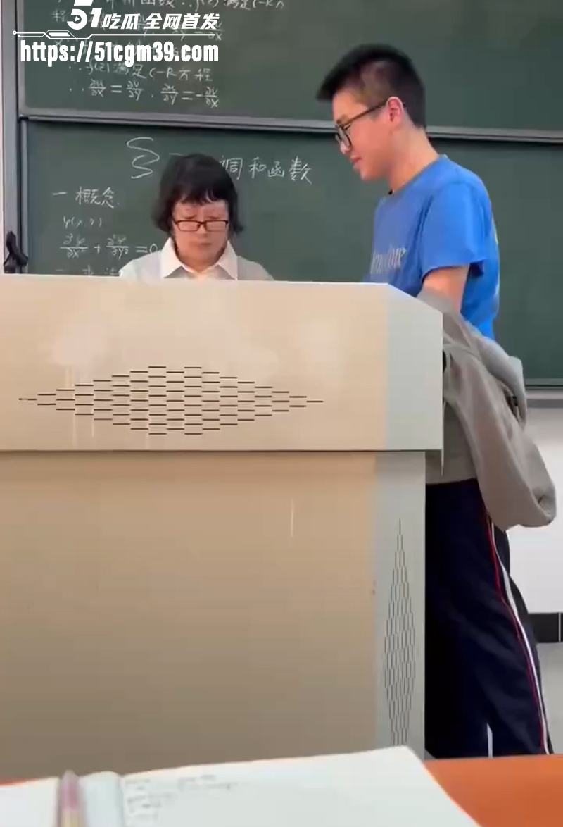 广州理工大学惊现发疯代课哥 被抓包怒骂老师 现场视频看懵全网