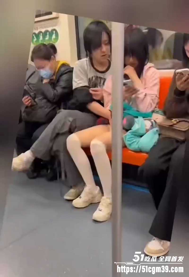 地铁小伙当众掀裙抠逼 白丝女孩强忍娇喘 乘客环绕却无人阻止 真是太大胆了！