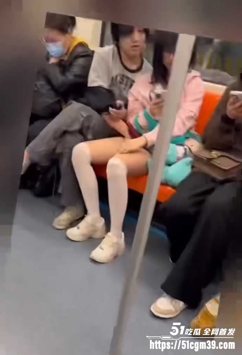 地铁精神小伙偷摸女孩下体被拍 2 拷贝