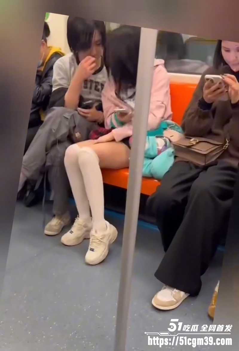 地铁精神小伙偷摸女孩下体被拍 6 拷贝