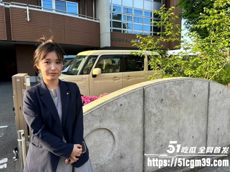 日本川口议员冈本小百合被曝早期下海06