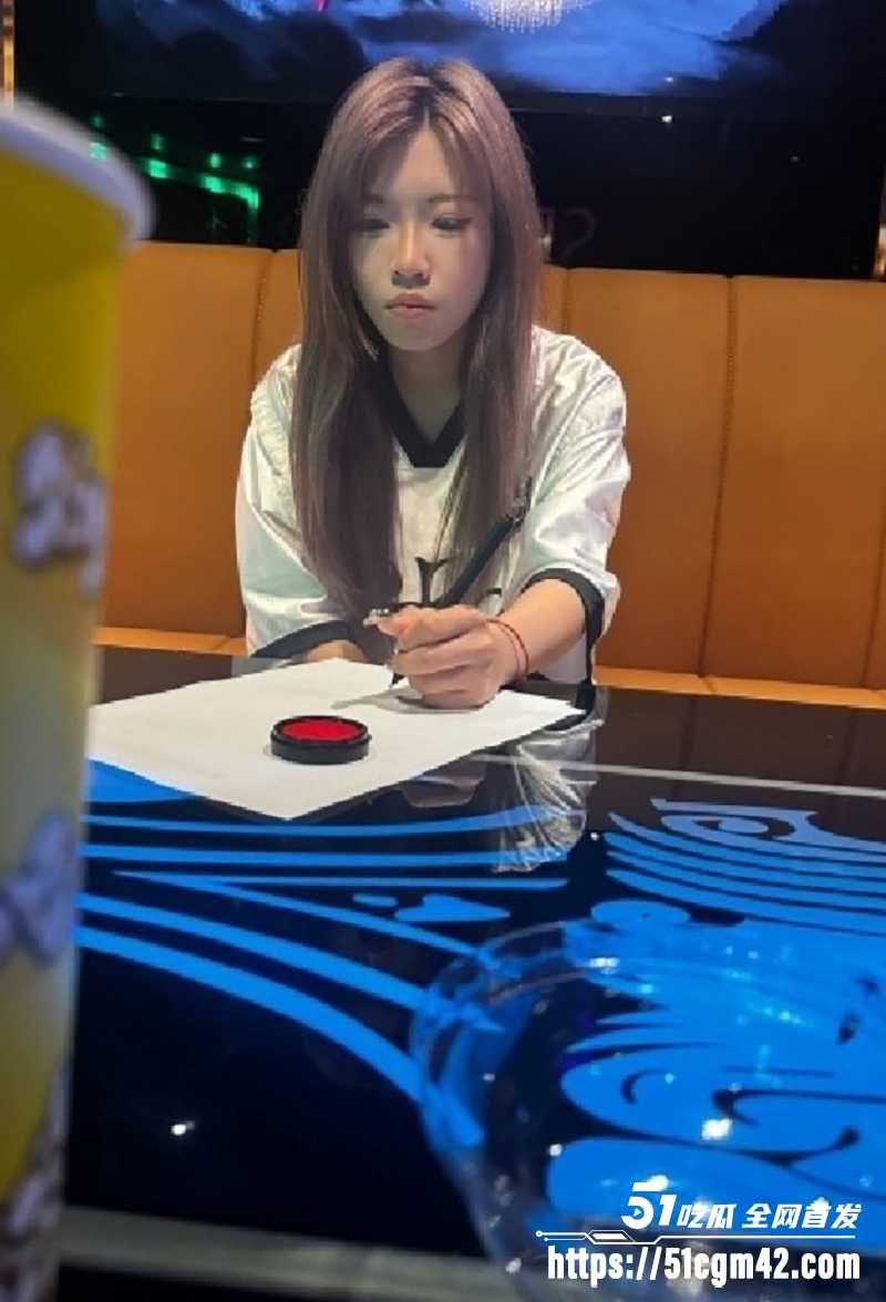 台北嫩妹误入狼窝男模店 欠巨款被罚全裸自慰 录淫片打广告肉偿抵债