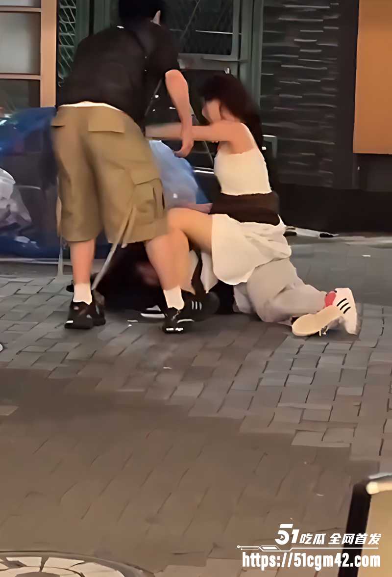 美女街头打架遭男人偷袭视频流出 3