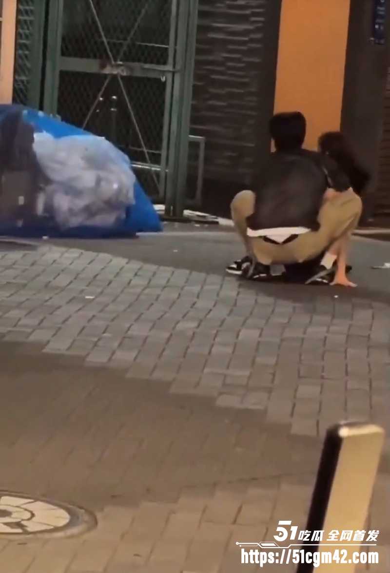 美女街头打架遭男人偷袭视频流出 7
