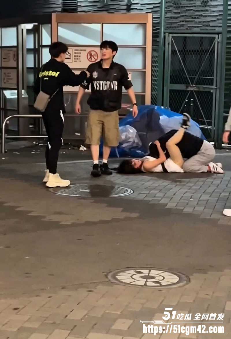 美女街头打架遭男人偷袭视频流出 4