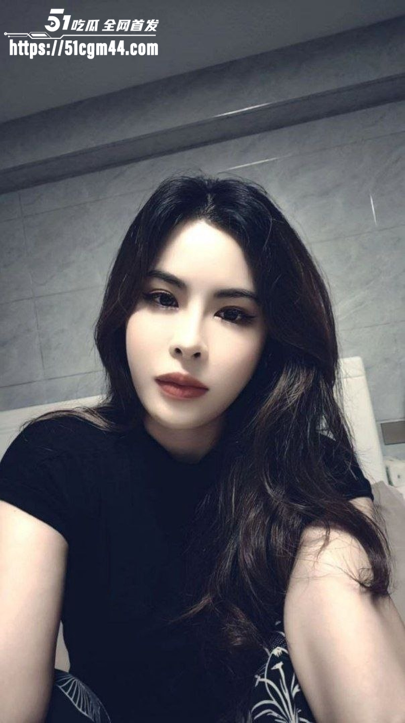 黑丝少妇居家性爱自拍 4