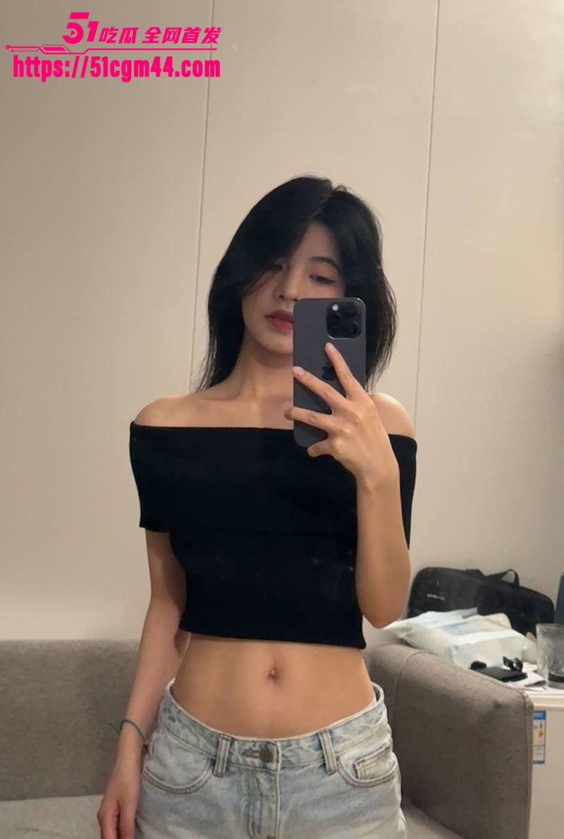 深圳宝安高冷御姐情侣自拍 白皮辣妹女上位疯狂骑乘 翘臀狂摆淫叫求操太骚！