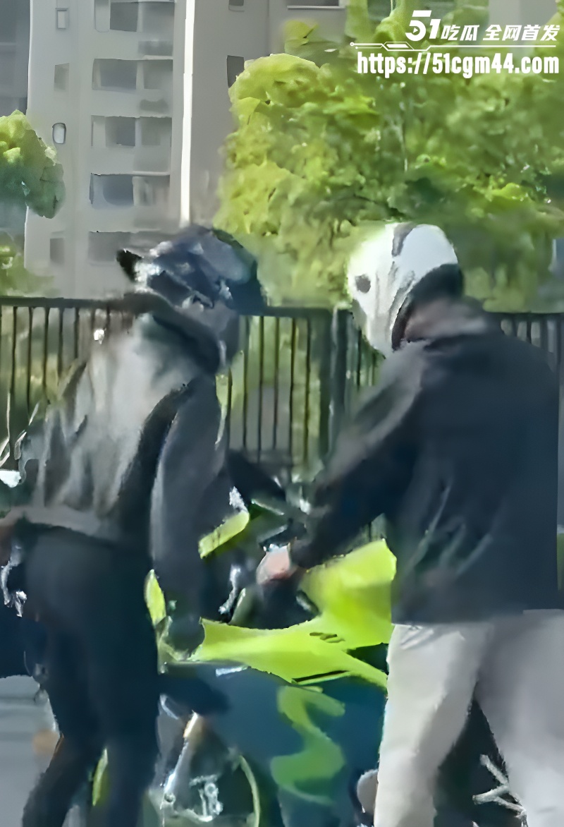 江苏男子当街怒砍淫妻奸夫 5