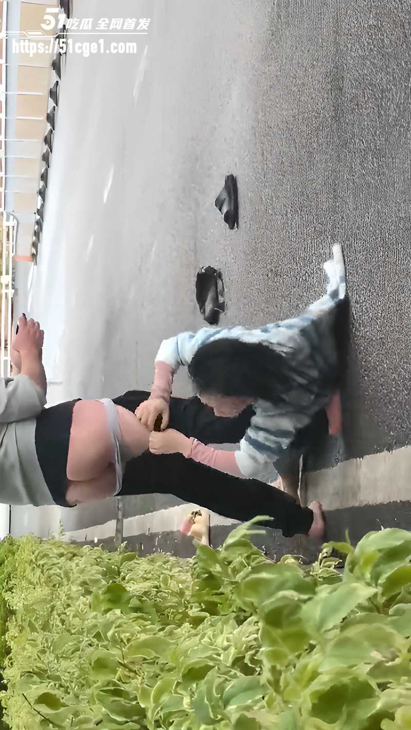 山西太原街头男女互撕  6