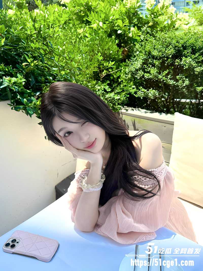 我的枪好长 约炮奶妹 身穿红色露乳情趣 多姿势疯狂猛操骚逼 全程劲爆！
