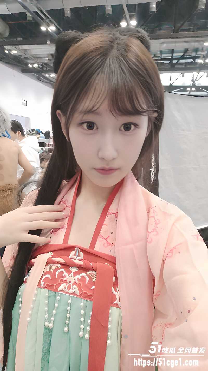 漫展COS嫩妹 余堇晗 小穴紧致栓狗链后入骑乘猛操 反差太骚！
