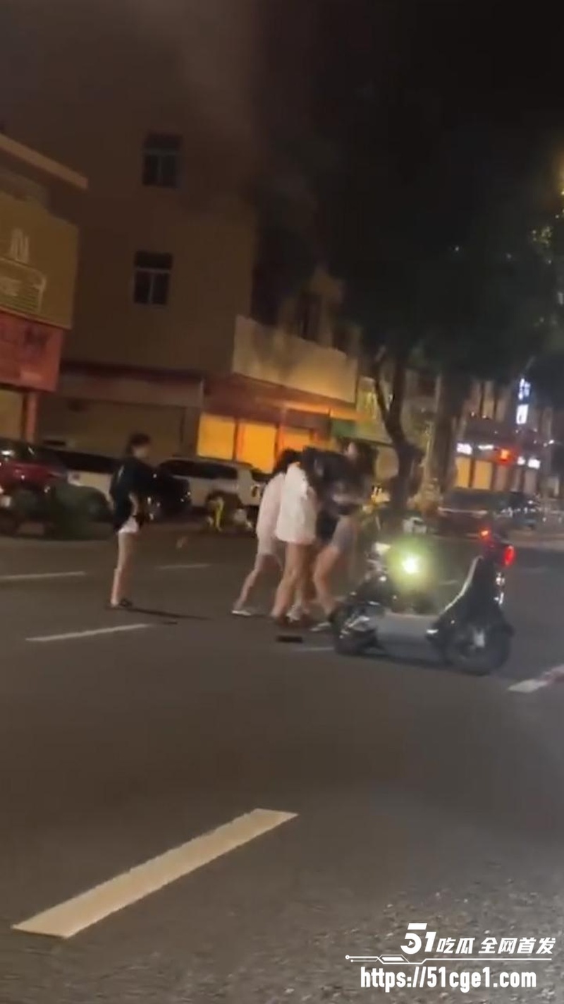 精神小妹街头冲突现场 衣服撕裂大长腿全露 身材惊艳火辣太养眼！