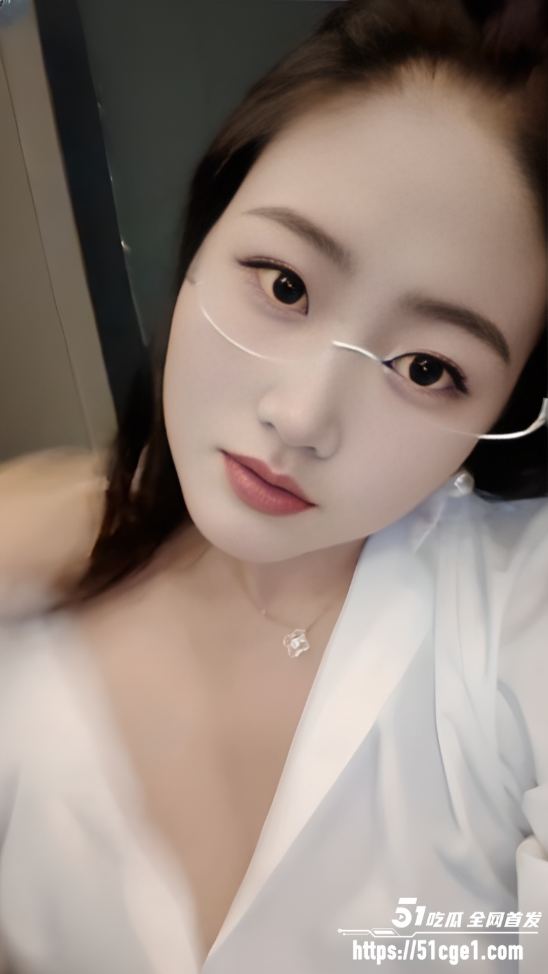 巨乳淫妻 娍 与单男电影院秘密私会 化身淫兽深喉舔屌 传统姿势爆操 嫩躯彻底沉沦！