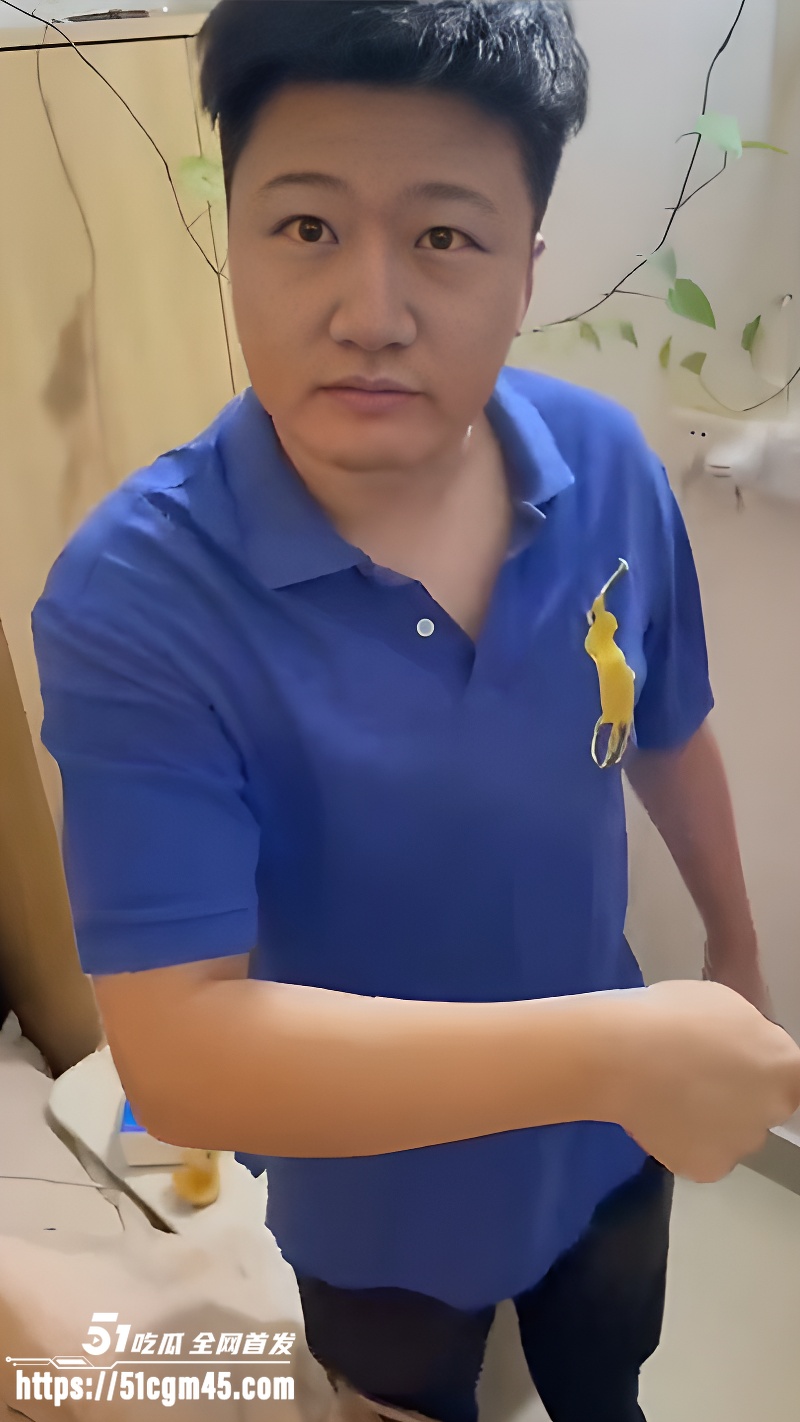 男子现场捉奸直拍 对话奸夫 你搞了多少次我老婆 对方毫不惧慑嚣张至极！