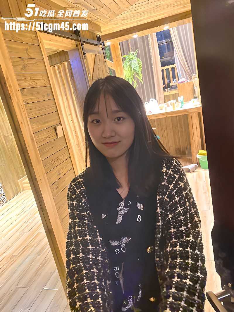 白皙高中生酒店性爱自拍  2