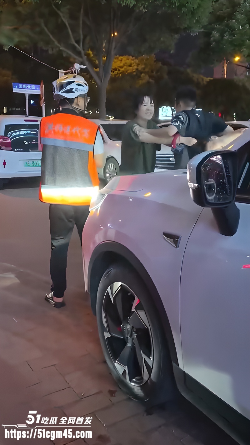 湖南邵阳 深夜上演捉奸大戏 彪悍原配街头狂拽小三头发 拖地拉扯彻底失控！
