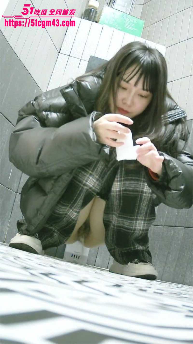 商场厕所偷窥美女放尿  4