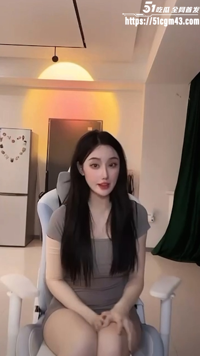 抖音网红 丁姐 直播闪现走光 美腿白嫩修长 翘臀圆润无敌 完美身材令人血脉喷张！