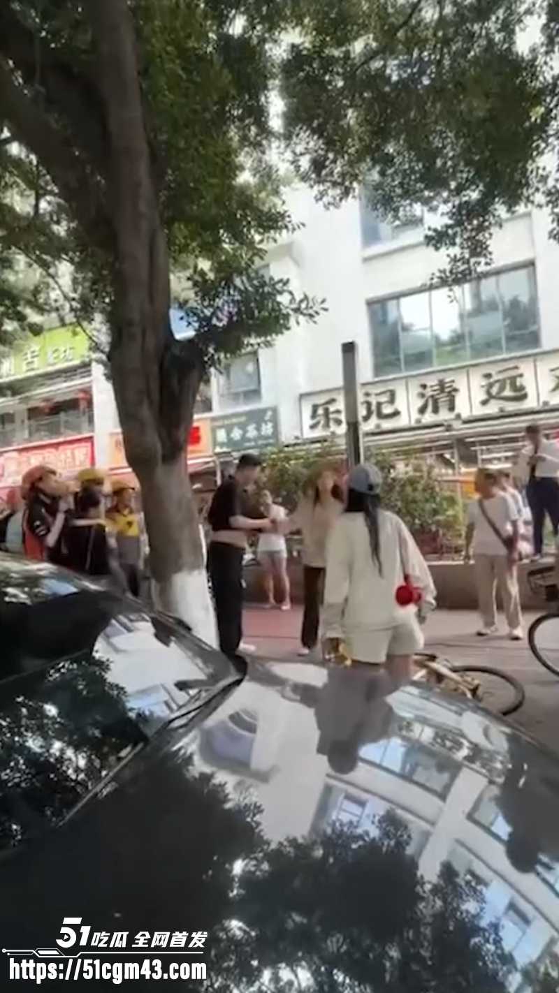 原配当场抓奸丈夫出轨 小三公开承认身份  5