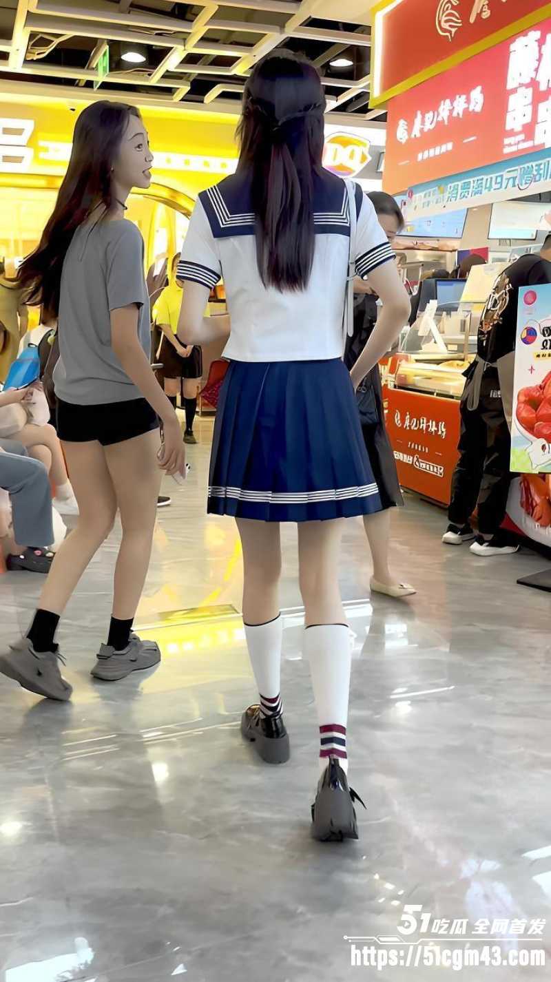 KFC抄底超美学生妹 身穿JK水手服M字腿大开 蓝色内裤全露神图 偷感贼重