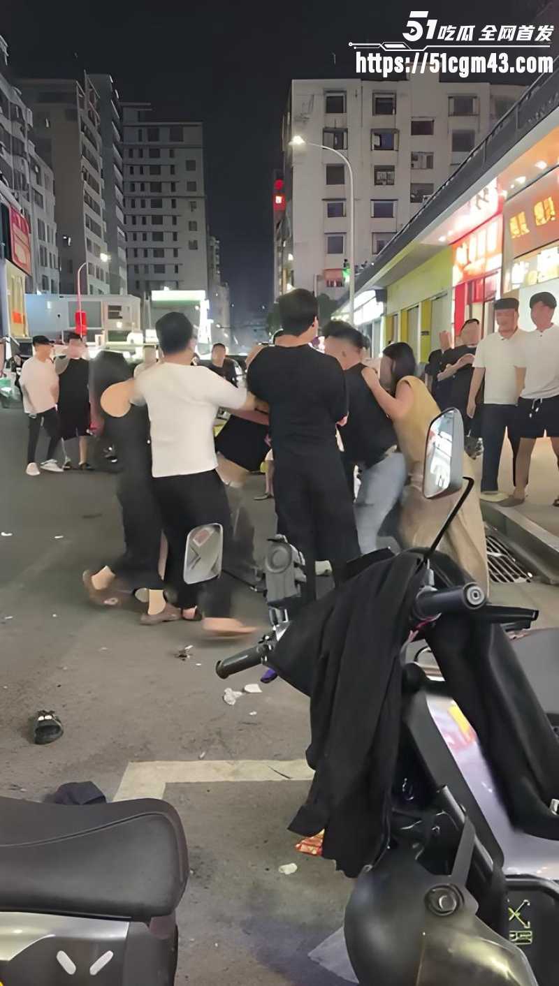 反差女神精神小伙打架现场 美女真上狂野扭打直接失控 身材火辣太带感！