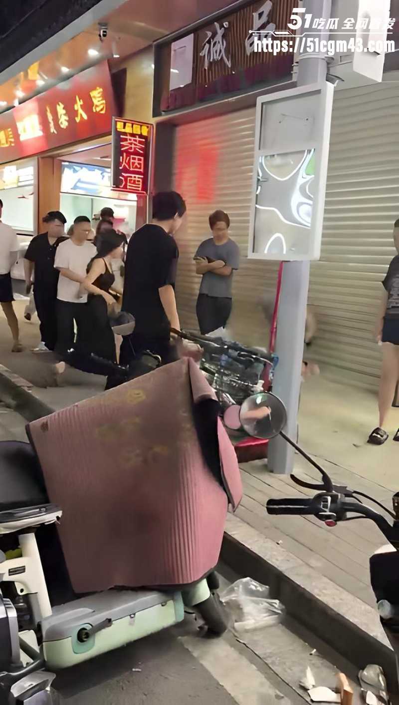 反差女神精神小伙打架现场 3