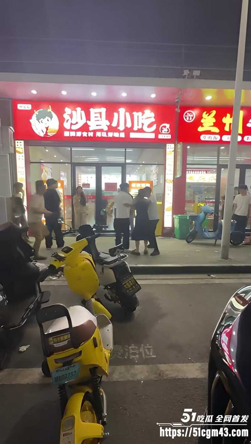 反差女神精神小伙打架现场 8
